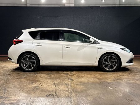 2017 Toyota Auris - thumbnail 2