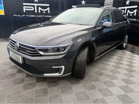 2018 Volkswagen Passat - view 4