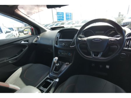 2017 Ford Focus - thumbnail 15