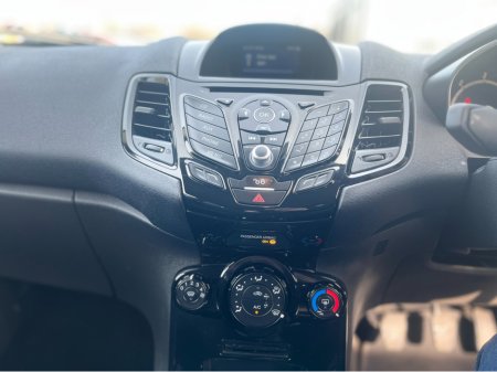 2016 Ford Fiesta - thumbnail 5