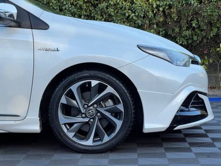 2016 Toyota Auris 1.8 HYBRID MODELLISTA PACK // 17" DIAMOND CUT ALLOYS // HEATED SEATS // REVERSE CAMERA €14,950 thumbnail