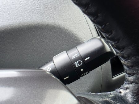 2014 Toyota Prius Alpha - thumbnail 8