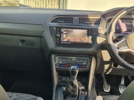 2022 Volkswagen Tiguan R-LINE 2.0 TDI MANUAL 6SPEED FWD 150HP 5DR €37,950 thumbnail