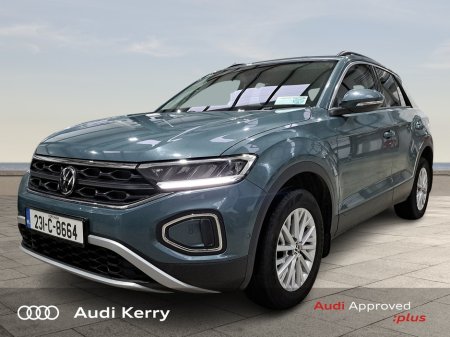 2023 Volkswagen T-Roc LIFE 2.0 TDI 116HP WITH HEATED SEATS AND REAR CAMERA €31,900 thumbnail