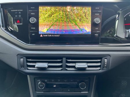 2018 Volkswagen Polo COMFORTLINE 1.0 TSI // APPLE CARPLAY/ANDROID AUTO // DUAL ZONE CLIMATE CONTROL // DIAMOND CUT ALLOYS €15,450 thumbnail