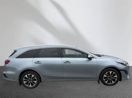 2022 Kia Ceed - view 3