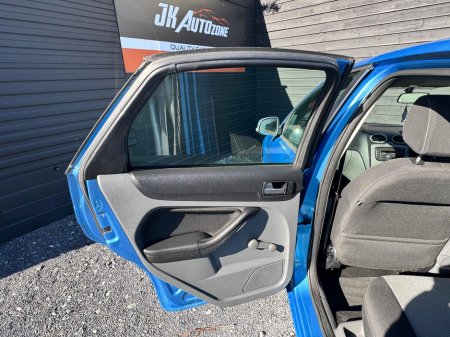 2010 Ford Focus - thumbnail 17