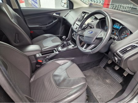 2016 Ford Focus - thumbnail 16