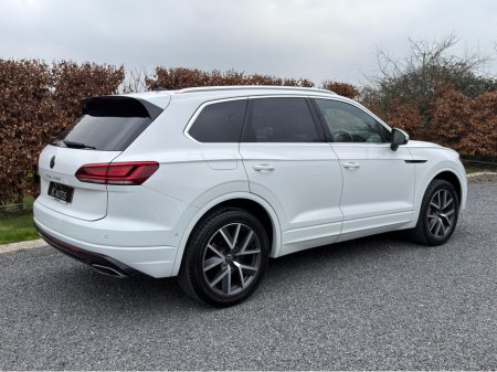 2023 Volkswagen Touareg - thumbnail 3