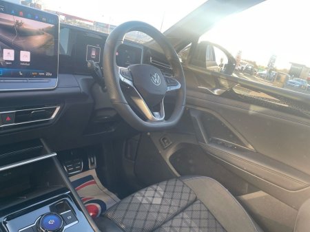 2025 Volkswagen Tiguan R-LINE 75 2.0TDI DSG 150HP €54,975 thumbnail