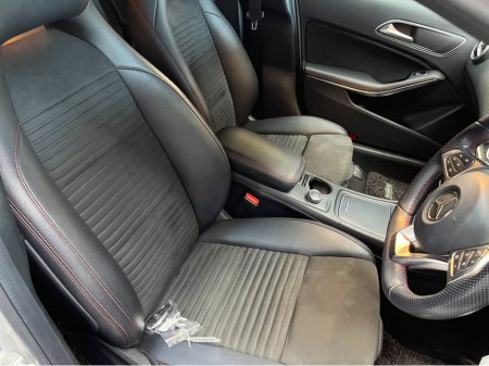 2016 Mercedes-Benz A Class 2016 MERCEDES-BENZ A180 SPORT RADAR SAFETY PACKAGE 1.6 AUTOMATIC / CRUISE CONTROL / REVERSE CAMERA / ELECTRIC MEMORY & HEATED SEATS / PADDLE SHIFTERS AND MORE thumbnail