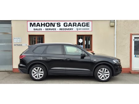 2023 Volkswagen Touareg - view 2