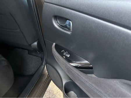 2017 Nissan Leaf - thumbnail 2