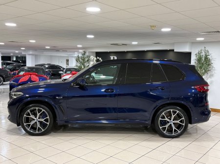 2022 BMW X5 45e M-SPORT HYBRID=TECH/COMFORT/SKY LOUNGE PACKAGES=LOW MILES//FULL BMW SERVICE HISTORY=222 REG=ORIGINAL IRISH SUPPLIED//TAILORED FINANCE PACKAGES AVA €66,995 thumbnail