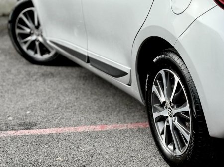 2020 Toyota Yaris - thumbnail 7