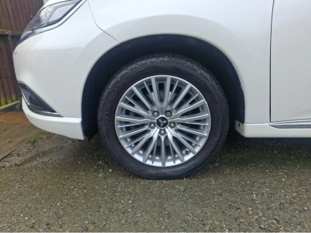 2019 Mitsubishi Outlander 2.4 JURO PHEV 4WD 20 2.0 200BHP 5DR €17,950 thumbnail