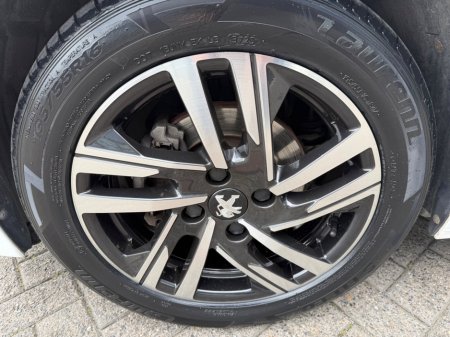 2023 Peugeot 208 - thumbnail 8