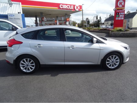 2017 Ford Focus - thumbnail 6