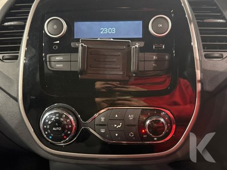 2017 Renault Captur 1.2 PETROL AUTO - CRUISE CONTROL - HEATING / AC CONTROLS - ALL ELECTRIC WINDOWS €14,450 thumbnail