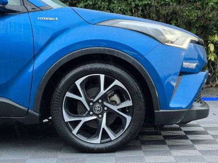 2017 Toyota C-HR 1.8 HYBRID/ HALF LEATHER HEATED SEATS // DIAMOND CUT ALLOYS// FULL SERVICE HISTORY / €17,900 thumbnail