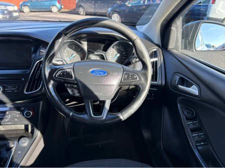 2015 Ford Focus - thumbnail 18