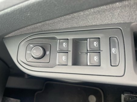 2024 Volkswagen Golf 2.0 TDI 115HP Life €27,475 thumbnail