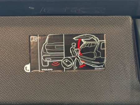 2022 Volvo XC90 PHEV T8 (390hp) R-Design AWD €56,900 thumbnail