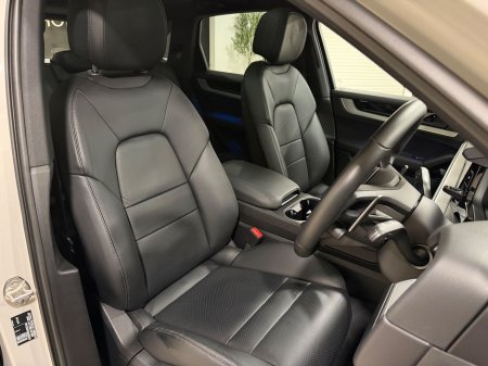 2025 Porsche Cayenne 3.0 V6 E-HYBRID=LOW MILES//HUGE SPEC//AS NEW=2 YEAR WARRANTY=TAILORED FINANCE PACKAGES AVAILABLE=TRADE IN'S WELCOME €114,995 thumbnail