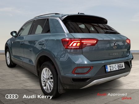 2023 Volkswagen T-Roc LIFE 2.0 TDI 116HP WITH HEATED SEATS AND REAR CAMERA €31,900 thumbnail