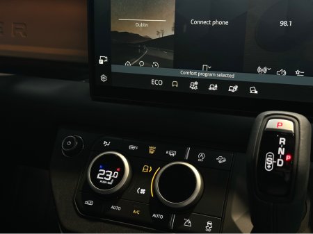 2025 Land Rover Defender - thumbnail 26