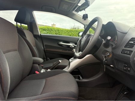 2011 Toyota Auris - thumbnail 2