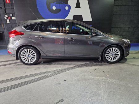 2016 Ford Focus - thumbnail 11