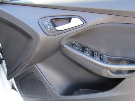 2017 Ford Focus - thumbnail 24