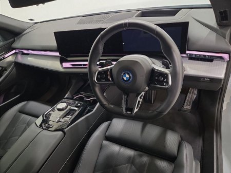 2025 BMW 5 Series - thumbnail 6