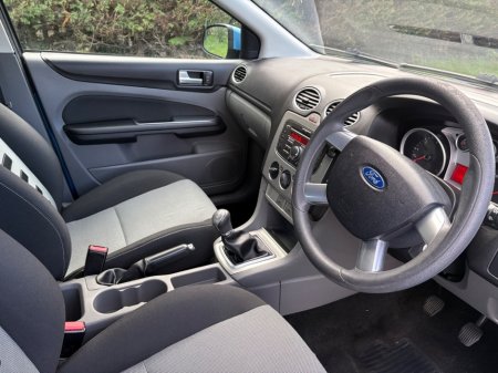 2010 Ford Focus - thumbnail 16