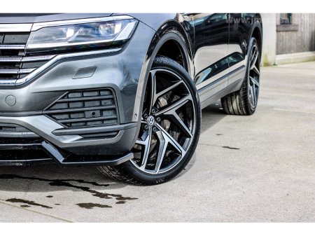 2021 Volkswagen Touareg - view 2