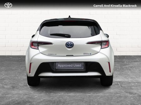 2024 Toyota Corolla Hybrid Luna Sport HB €32,950 thumbnail