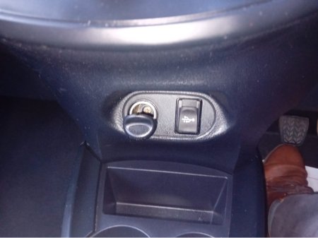 2015 Toyota Yaris - thumbnail 19