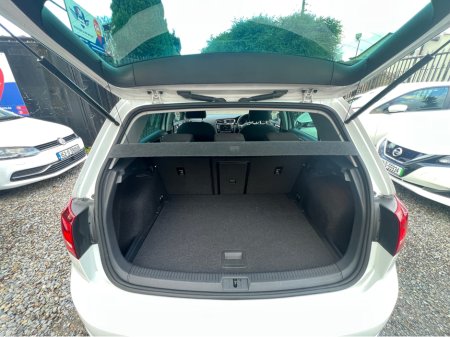 2017 Volkswagen Golf DBA-6RCJZ €16,500 thumbnail