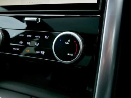 2025 Land Rover Discovery  €138,950 thumbnail