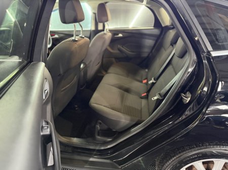 2017 Ford Focus - thumbnail 18