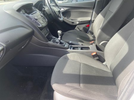 2016 Ford Focus - thumbnail 10