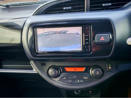 2017 Toyota Yaris - thumbnail 5