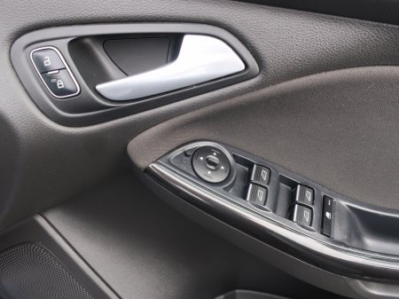 2018 Ford Focus - thumbnail 10