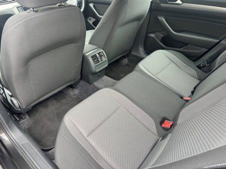 2018 Volkswagen Passat - thumbnail 13