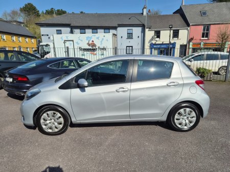 2014 Toyota Yaris - thumbnail 3