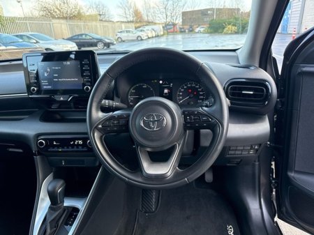 2023 Toyota Yaris HYBRID LUNA // REAR CAMERA // TOYOTA SAFETY SENSE // BLUETOOTH // AIR CON // FULL WARRANTY €23,945 thumbnail