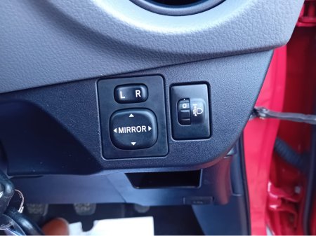 2015 Toyota Yaris - thumbnail 21