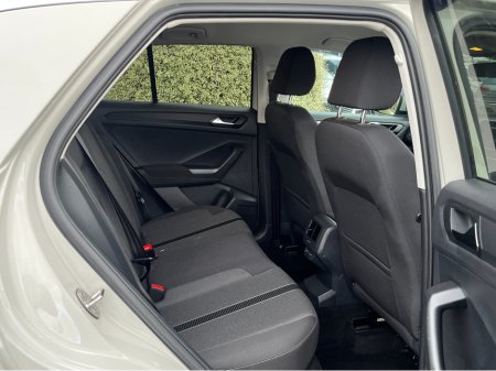 2023 Volkswagen T-Roc LIFE 2.0 TDI DIESEL €26,950 thumbnail