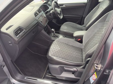 2022 Volkswagen Tiguan Allspace 2.0D AUTO R-LINE "Pan roof above you, DSG doing the work for you — driving doesn’t get easier than this" €44,888 thumbnail